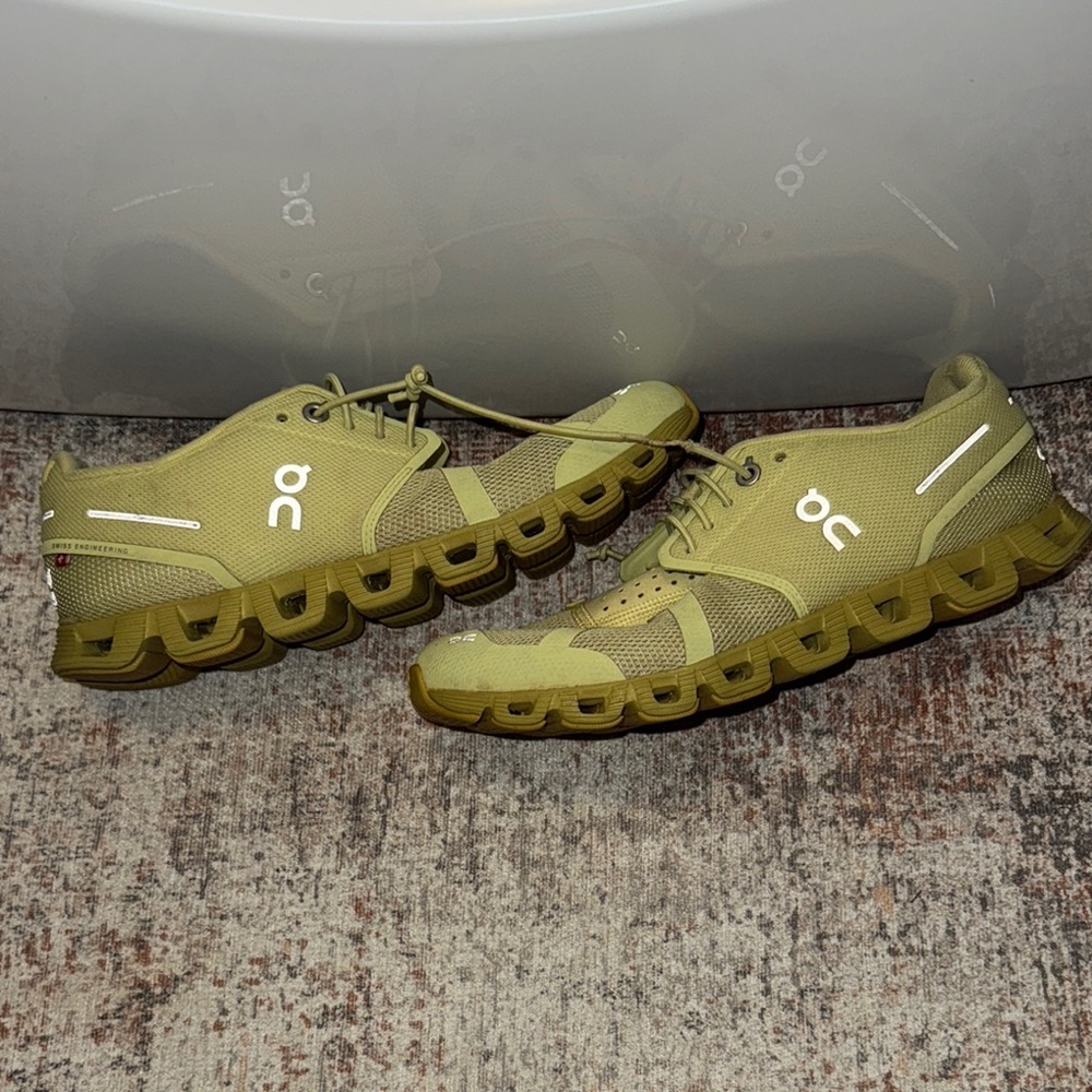 On cloud size 8 women’s used condition